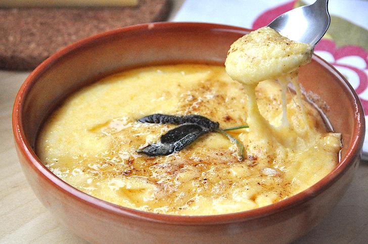 Polenta concia ingredienti per 4 persone. polenta 8 etti e mezzo di fontina 2 etti di burro fuso Preparate una polenta. A parte, tagliate la fontina a fettine.