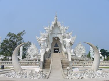 Durante il pomeriggio il tour prevede la visita delle località di Lampang Phra e Lampang Luang Sistemazione nel vostro hotel Pernottamento a Lampang 14 Agosto - Partenza per Chiang Rai, Tempio