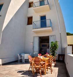 Hotel Vega Lampedusa Paese Posizione: ubicato su Via Roma, la via principale di Lampedusa, in una posizione panoramica sul porticciolo. Dista circa 1 km dalla spiaggia e 2,5 km dall aeroporto.