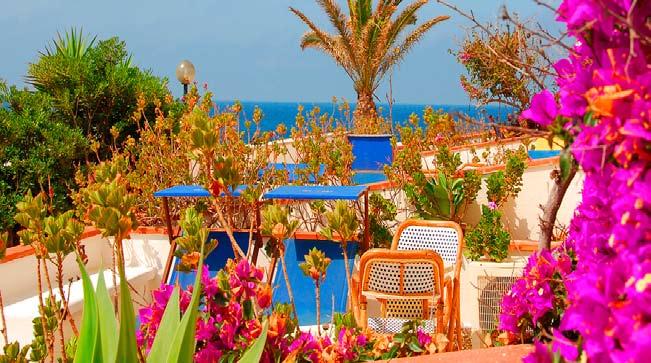 Hotel Guitgia Tommasino Guitgia Posizione: in posizione tranquilla, a pochi metri dalla spiaggia della Guitgia, con vista mozzafiato sull isolotto dei Conigli.