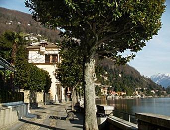 Soggiorno (TV) ampia sala da pranzo, cucina, servizio e cortile a