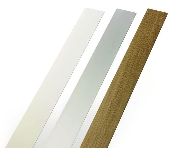 I profili di completamento possono essere laccati, ottenendo un effetto tono su tono con la parete, oppure in alluminio satinato per creare contrasto, o ancora in legno da abbinare eventualmente al