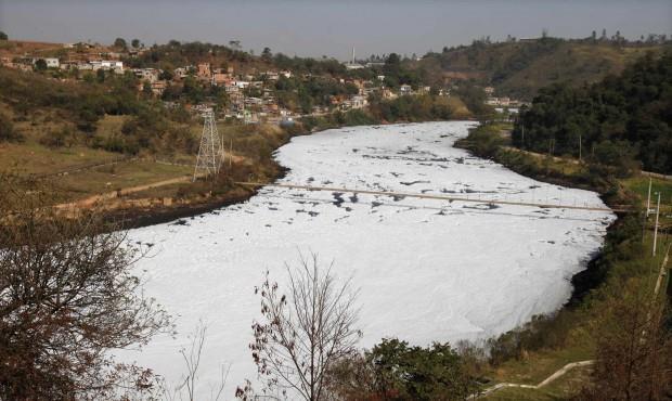 PROBLEMI LEGATI ALL INQUINAMENTO BRASILE A causa dell inquinamento dal il fiume Rio Tiete si alzò un enorme muro di schiuma bianca formata da residui di detersivi, shampoo e