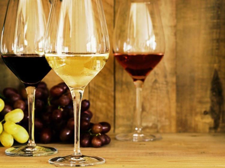 L austriaco Claus Riedel è stato il primo che si occupò di catalogare i vini, e di conseguenza della funzionalità dei bicchieri da vino.
