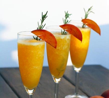 Italian Peach 65 ml Bottega Gold Prosecco DOC 50 ml Alexander Prosecco Grappa 15 ml Aperol 15 ml di succo di pesca Shakerare tutti gli ingredienti,