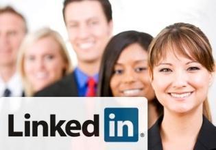 LinkedIn (segue) L'uso che si può fare con LinkedIn è molteplice: Trovare offerte di lavoro, persone, opportunità di business con il supporto di qualcuno presente all'interno della propria lista di