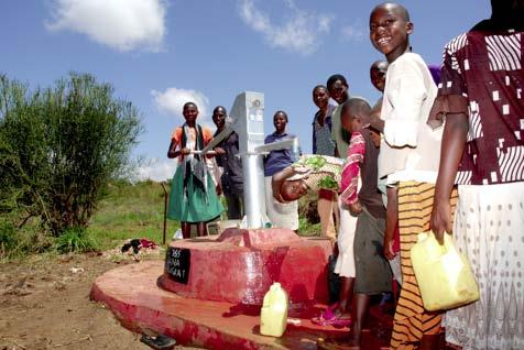 AMREF porta l acqua Pozzo finanziato grazie