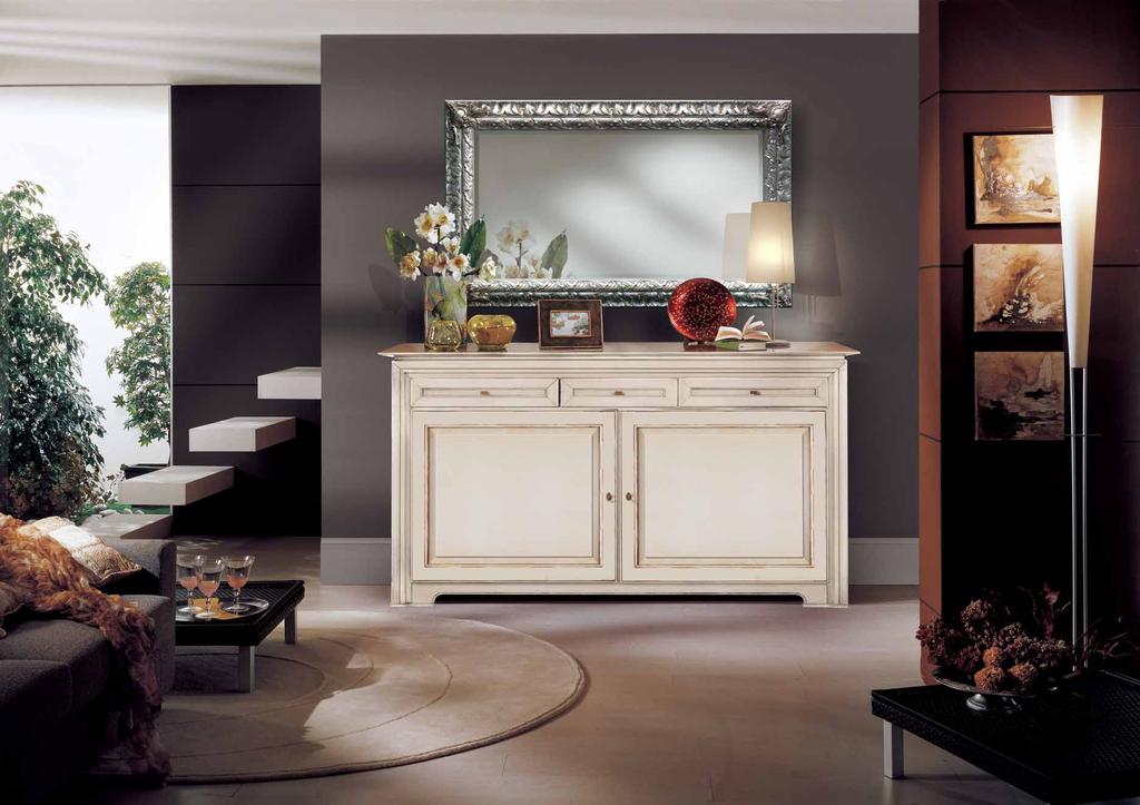 Art. 1105/P Credenza laccata bianco con ante bugnate e 3 cassetti. Sideboard white lacquered with 2 beveled doors and 3 drawers. cm. L.
