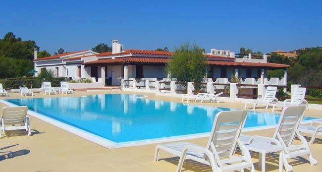 Residence White Sand Porto Istana Le spiagge: a 400 mt dalla spiaggia di fine sabbia bianca con vista sull isola di Tavolara, libera e attrezzata (a pag.).