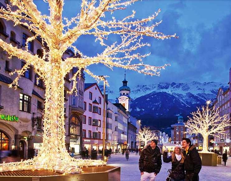 allestito un piccolo mercatino caratterizzato da luci scintillanti, vetri e cristalli. Molti nuovi stand, che di anno in anno si aggiungono, completano il quadro idilliaco dei mercatini di Innsbruck.