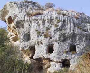 La provincia di Ragusa è la meno estesa tra quelle siciliane ( 1614 Kmq) ed è situata nella parte sud - occidentale dell isola.