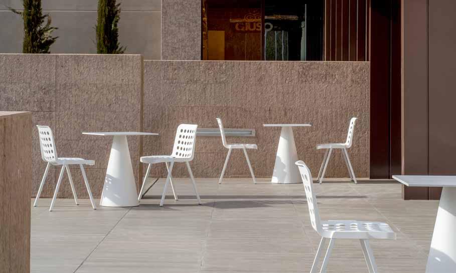 Koi-Booki Design Claudio Dondoli, Marco Pocci Koi-Booki è una sedia in polipropilene 100% riciclabile, stampata ad iniezione, con gambe in