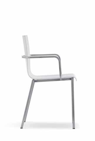 Kuadra XL Tecnopolimero Design Pedrali R&D Linee geometriche ed essenziali per sedia e poltrona Kuadra XL con scocca in