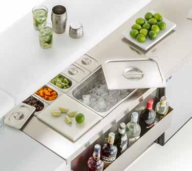 Igloo is a modular bar counter made of roto-moulding polyethylene, linear or corner unit, with steel work-top. It is white opaline, easy to move and scratchresistant.