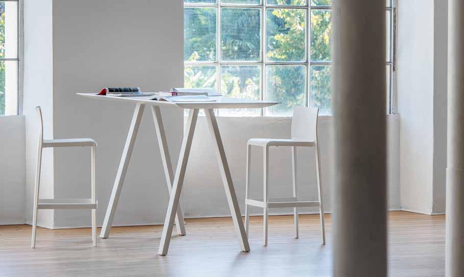 Volt barstool, with its pure volume and its well defined lines, is the result of excellent selection of the best technologies and researches in plastic materials.
