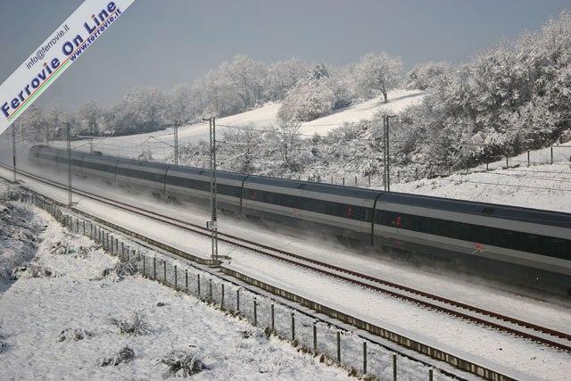Una nevicata di fine anno ha imbiancato le colline intorno Roma, imponendo ai treni in corsa sulla Roma - Napoli la riduzione di velocità a 200 km/h. Nell'immagine l'etr.500 n.