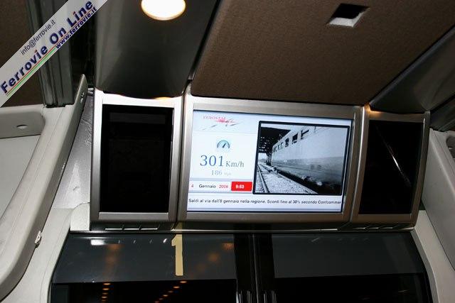 Il monitor a bordo dell'etr.500 AV trasmette ininterrottamente filmati a carattere ferroviario, notizie di attualità, informazioni generiche e la velocità del treno. Qui l'etr.
