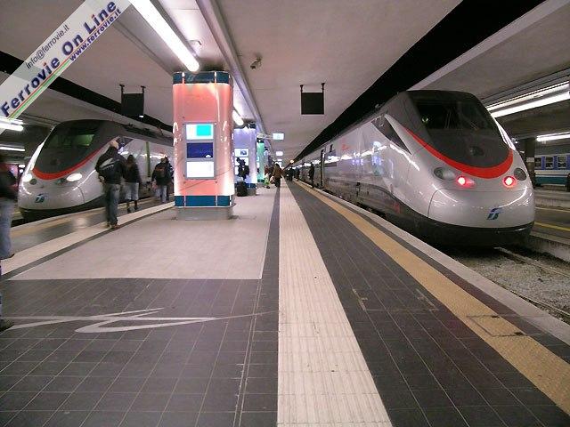 Il marciapiede di Napoli Centrale attrezzato per i servizi Eurostar Alta Velocità. L'ETR.