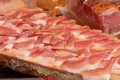 Paniere prodotti carnei (Fleischkäse 29%, prosciutto cotto di coscia 61%, pancetta affumicata 10%) Trasformazione e distribuzione in CHF/kg PV Feb 16 Gen 17 Feb 17 Prezzo di costo 7. 7.44 7.39 +5.4-0.