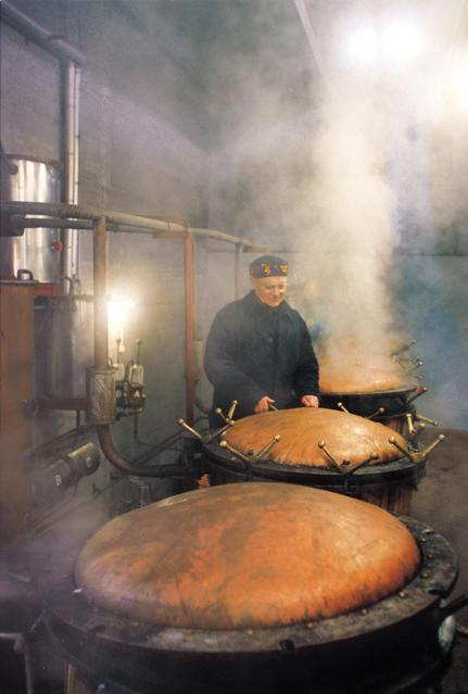 , 31 Dicembre 1997 OLTRE CENT ANNI DI DISTILLAZIONE CON METODO ARTIGIANALE Foto Tassotto&Max La famiglia Nonino si dedica all arte della distillazione fin dal 1897.
