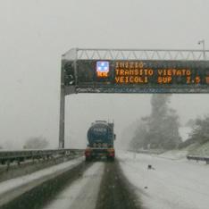 In caso di rallentamenti: tenere la destra e lasciare il passo ai mezzi operativi per lo sgombero della neve. Viaggiare incolonnati con velocità ridotta.