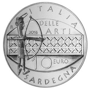 su tre righe, «ITALIA»/«DELLE»/«ARTI»; a sinistra «R»; nel campo, «2016»; in basso, su due righe, «10 EURO» e «SARDEGNA». Sul bordo: godronatura spessa discontinua. Art. 4.