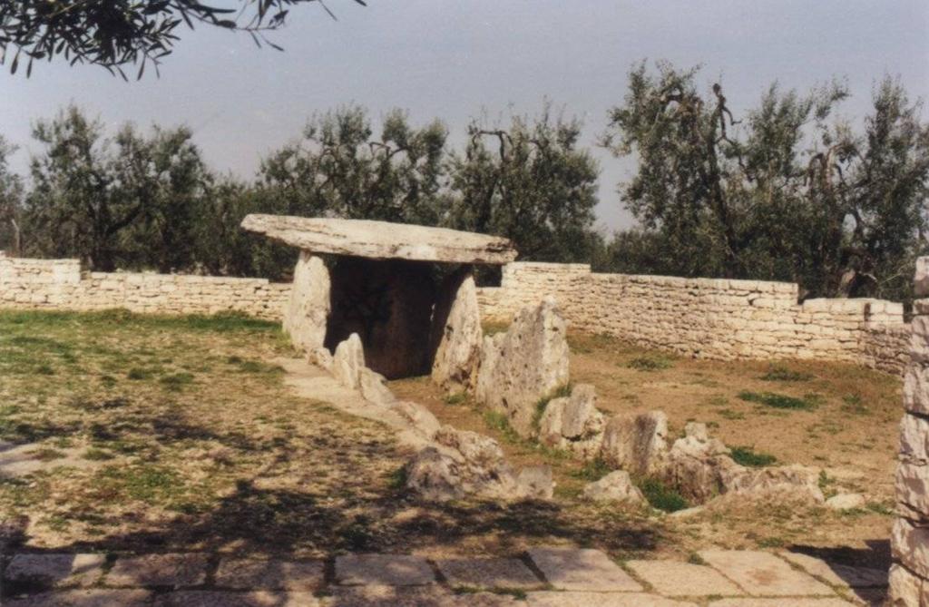 UNIVERSITA DEGLI STUDI DI BARI MONUMENTAL & INDUSTRIAL LASER CLEANING LABORATORY (MO. IN. LA.C. Lab) Pulitura completa, a Laser, il DOLMEN della CHIANCA di Bisceglie ( Bari ) Età del Bronzo (3000 1000 a.