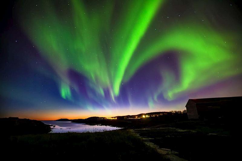 Esploreremo la costa sud dell Islanda accompagnati in cerca della magica luce del grande nord, l aurora boreale.