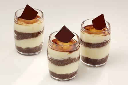 BICCHIERINO TIRAMISU 2/2 di STEFANO LAGHI Per il rinforzo caffè Acqua Carafin 300 g 300 g Per il pan di spagna inzuppato Pan di spagna al cioccolato Bagna al caffè 200 g 130 g Caffè macinato 130 g