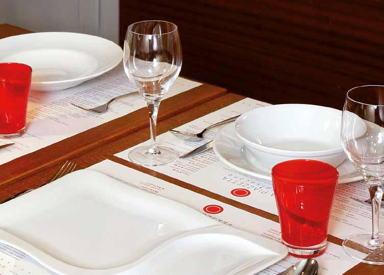 delle forme. Molte sono le decorazioni e le personalizzazioni che vengono proposte su questa linea. The shape Trento, made in white porcelain, is a traditional line with a large band plate.