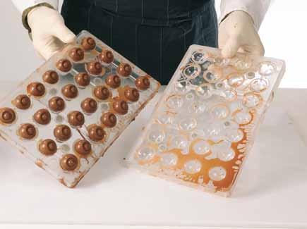 svuotamento del cioccolato in eccesso. Our moulds, made of polycarbonate, are composed of three parts.