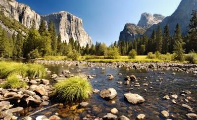 rocciose strapiombanti come El Capitan e l Half Dome, ma anche per le sue belle passeggiate in una natura incontaminata.