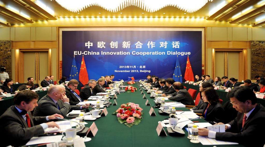Il premier Li Keqiang e il presidente della UE Juncker hanno incontrato i principali rappresentanti 点击标题 Nel novembre 2013, si è tenuto il primo dialogo sull'innovazione.il Min.Wan Gang e il Comm.