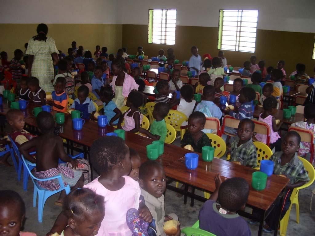 240 bimbi che ora frequentano la scuola materna di San Marino for the Children Abbiamo tolto questi 240 bimbi dalla strada e