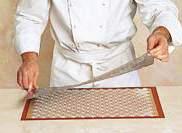 Successivamente stendere il biscuit. Cuocere in forno a 230 C per 8 minuti, appoggiare il biscuit capovolto su un foglio e togliere delicatamente il tappeto.