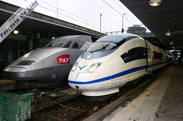 Il moderno Velaro - Serie 103 della RENFE in esposizione accanto al più anziano, ma sempre attuale TGV.