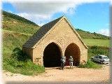 Dopo un sorso di rigore il viaggiatore si trova con l'impressionante mole del Monastero di La fuente del vino Santa María la Real de Irache.