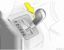 16 In breve Cambio automatico P = Posizione di parcheggio R = Retromarcia N = Posizione di folle D = Marcia La leva del cambio può essere spostata dalle posizioni P o N solo con l'accensione inserita