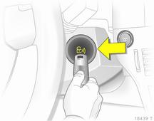 Tenere la chiave elettronica nella posizione indicata e premere il pulsante Start/Stop. Per spegnere il motore, tenere premuto il pulsante Start/Stop per almeno 2 secondi.