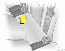 Ripiegamento e spostamento in avanti della fila di sedili Rimuovere la copertura del vano di carico come specificato 3 70. Abbassare i poggiatesta 3 44.