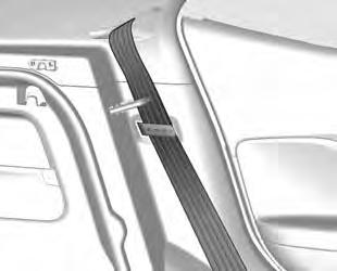 Inserire le cinture di sicurezza dei sedili esterni nelle relative guide. 4.