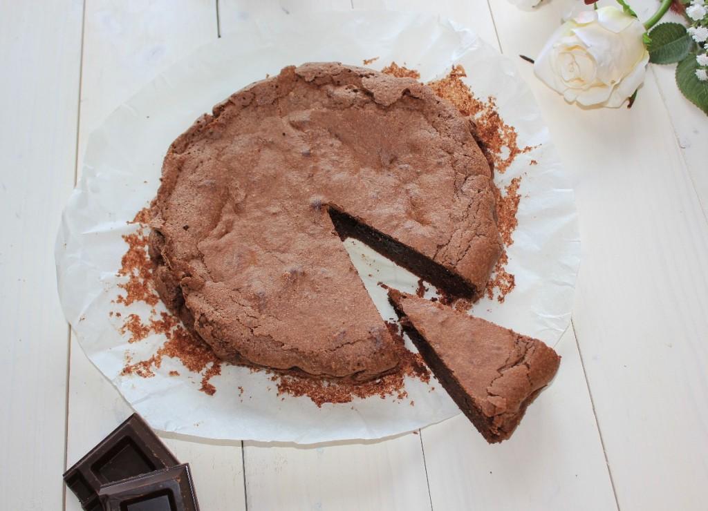 Preparazione 1. Disponete il cioccolato sul tagliere e tagliatelo a scaglie o pezzetti piccoli. 2. Nel pentolino o una ciotola mettete il cioccolato tagliato, il burro morbido a pezzi.