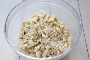 Preparazione 1. Iniziate dalla preparazione di crumble: Tritate le mandorle in un mixer fino ad ottenere una granella ma non farina di mandorle.