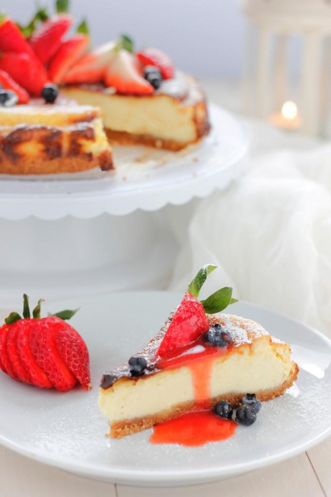 Il cheesecake è un dolce di origine americana a base di formaggio che si può fare sia cotto che crudo.