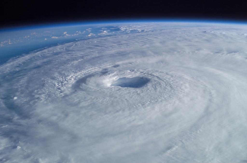 Velocità estrema di un uragano Come si spiegano le velocità estreme di un uragano? M.