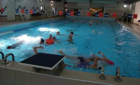 tecnico ed i percorsi di gara. Nuoto in piscina senza corsie, ma con le boe da superare.