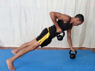 kettlebell sino all'altezza dell'anca.