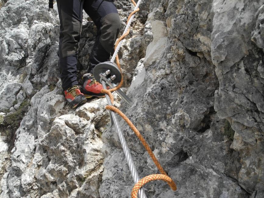 un fittone o ancoraggio sicuro equivalente.