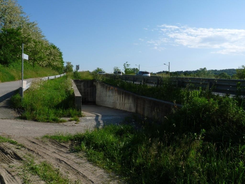 Si tratta infatti di un sottopasso che presenta sul lato Est una rampa di cemento, presso il cui ingresso passa la strada comunale via Fornace; a Ovest invece il tunnel si affaccia su di una strada