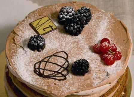 SACHER Pan di Spagna ricco al cacao con farcitura di confettura di lamponi.